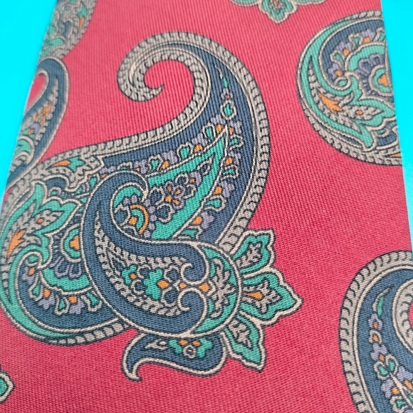 Robert Talbott Men's Silk Necktie Tie Red Paisley Handsewn Made in USA Classic T - Picture 5 of 7